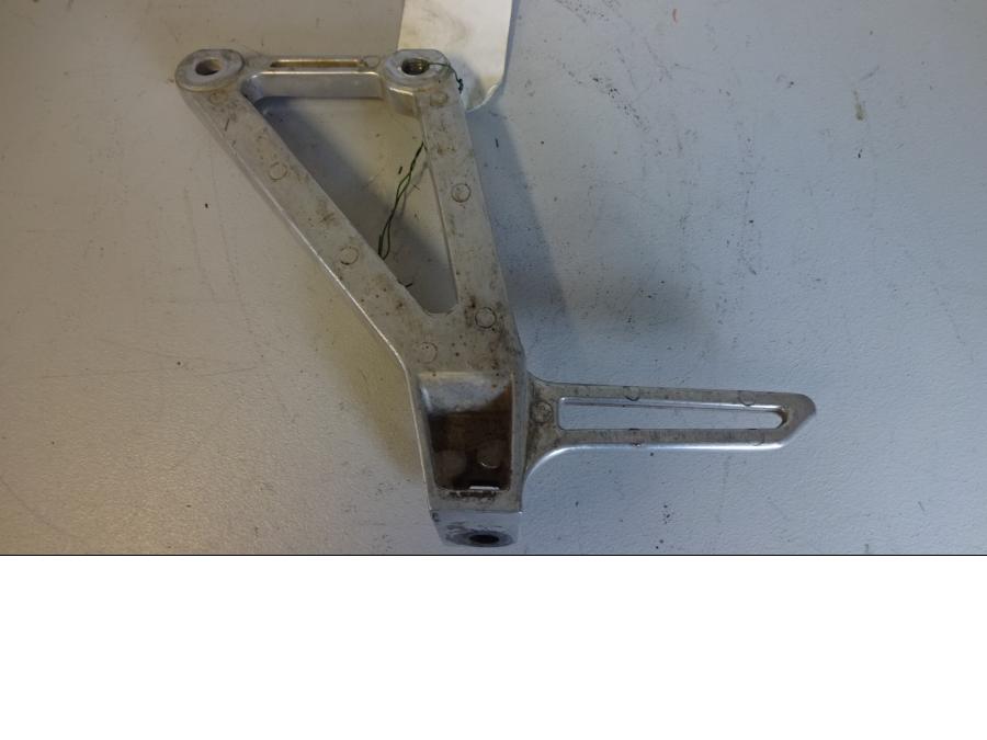 Baksidan på Fotpinnefäste från en Honda NX 250 -1990 motorcykel.