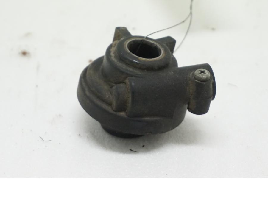 Baksidan på Hastighetsdrivning från en Suzuki DR 650 -1996 motorcykel.