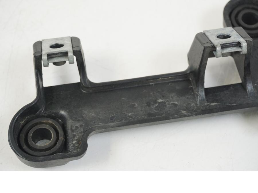 Extrabild2 på Instrumentpanelsfäste från en Aprilia RS 125 -2008 motorcykel.