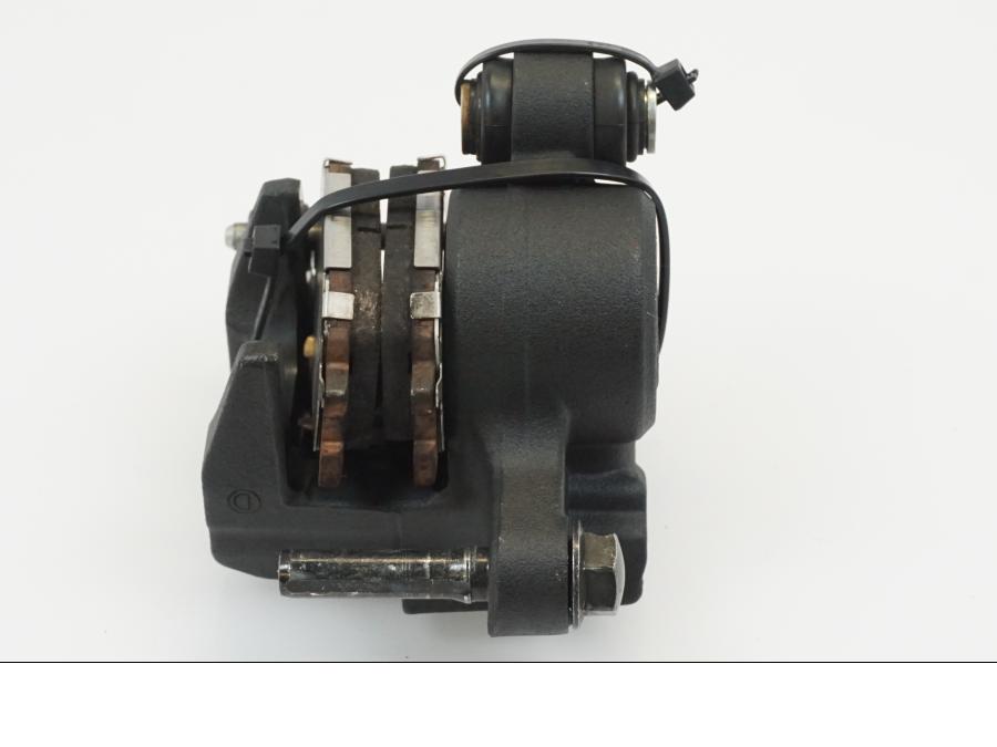 Snett nerifrån på Bromsok från en Yamaha MT-07 -2019 motorcykel.