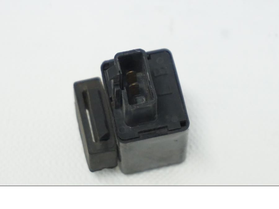 Snett nerifrån på Blinkersrelä från en Yamaha TDM 850 -1998 motorcykel.