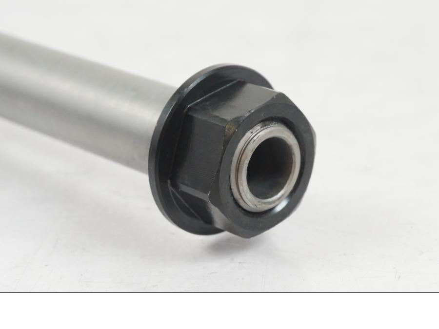 Höger sida på Axel från en KTM 1290 Super Duke R EVO -2023 motorcykel.