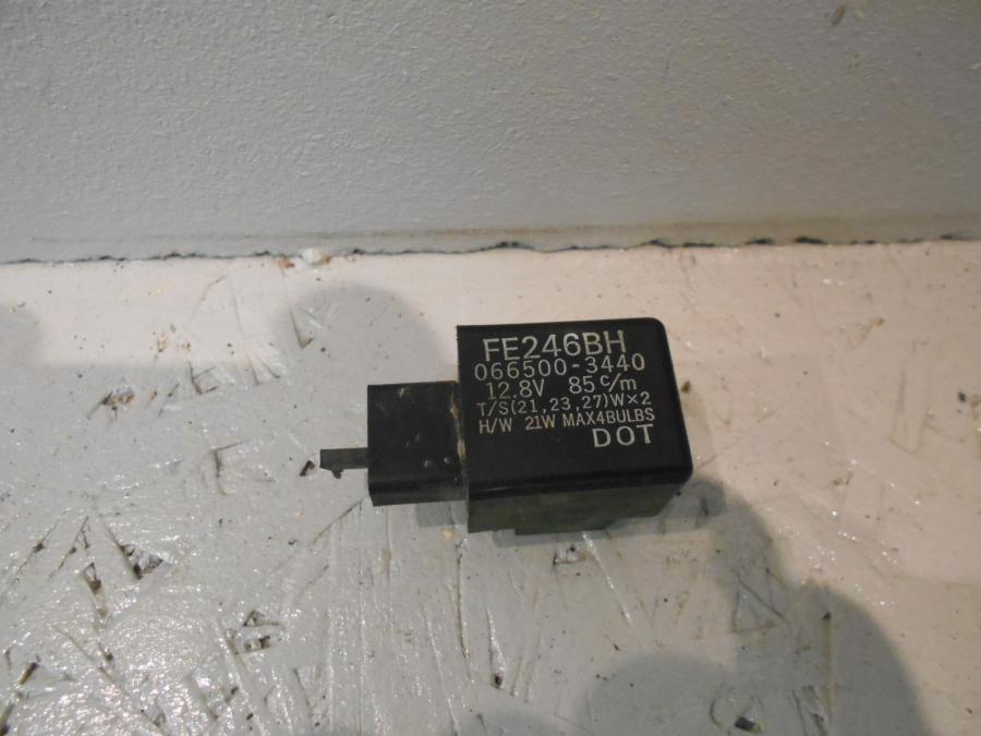 Framsidan på Blinkersrelä från en Kawasaki VN 1500 -1996 motorcykel.