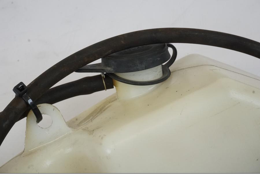 Snett nerifrån på Vattenexpansionskärl från en Honda NT 700 -2008 motorcykel.