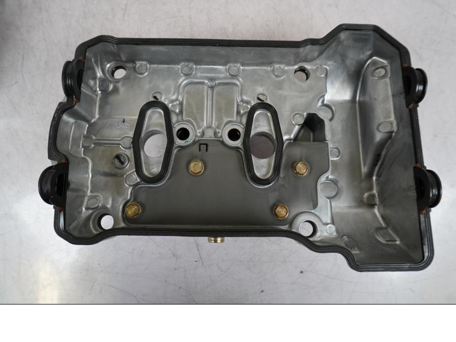 Höger sida på Ventilkåpa från en Honda VFR 800 -2005 motorcykel.