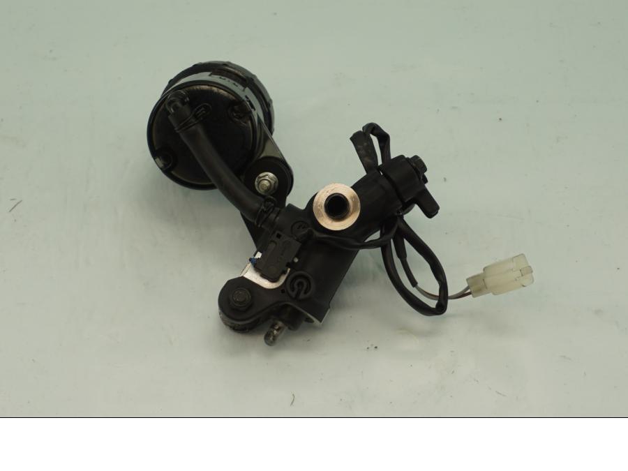 Baksidan på Bromshuvudcylinder från en Husqvarna Vitpilen 701 -2018 motorcykel.