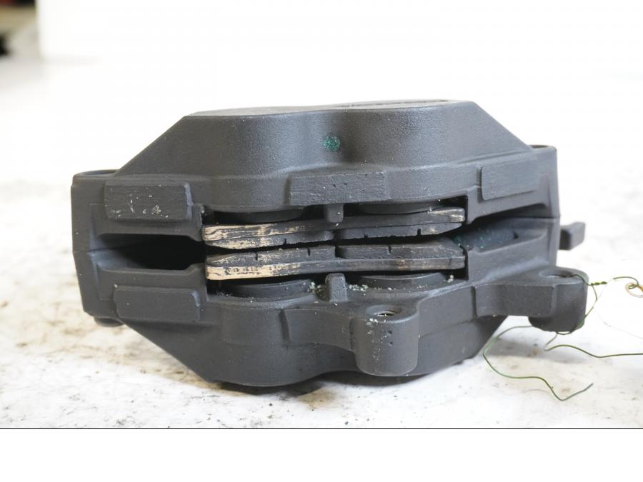 Höger sida på Bromsok från en BMW R 850 R -2004 motorcykel.