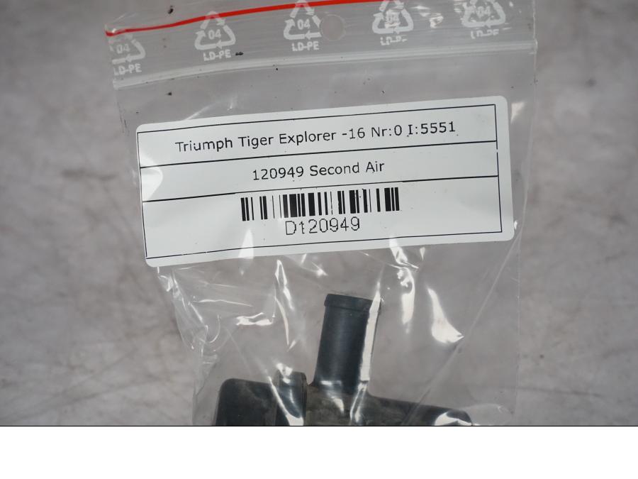 Vänster sida på Second Air från en Triumph Tiger Explorer -2016 motorcykel.