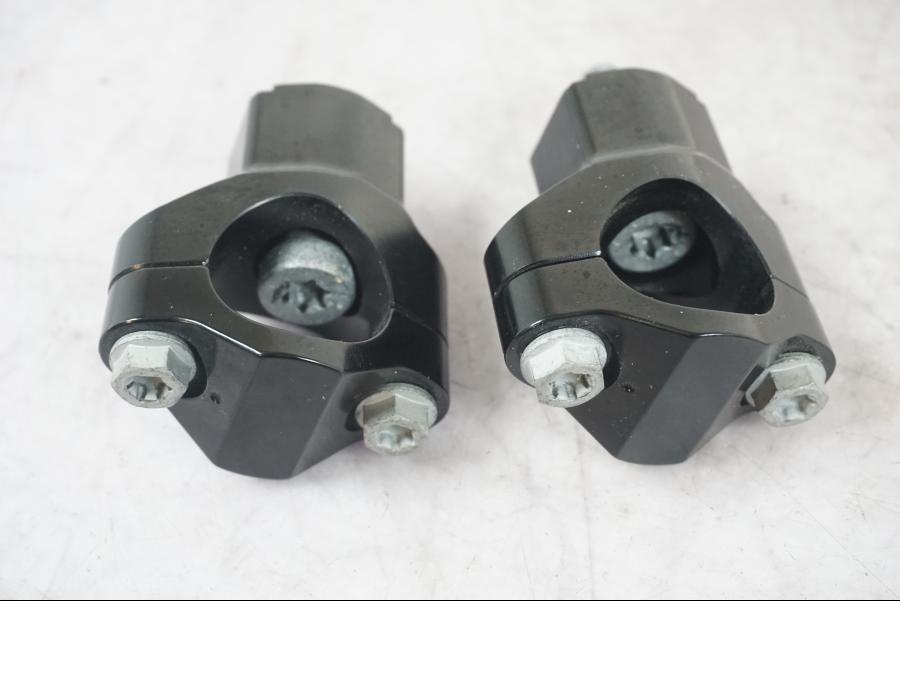 Höger sida på Styrfäste från en KTM 1290 Super Adventure S -2022 motorcykel.