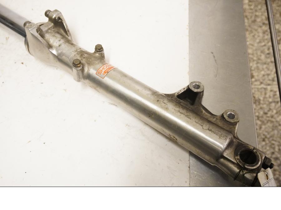 Vänster sida på Gaffelben från en Honda VF 750 S -1982 motorcykel.