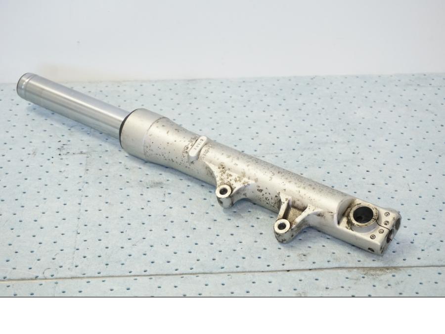 Vänster sida på Gaffelben från en Honda SH 300 A -2011 scooter.