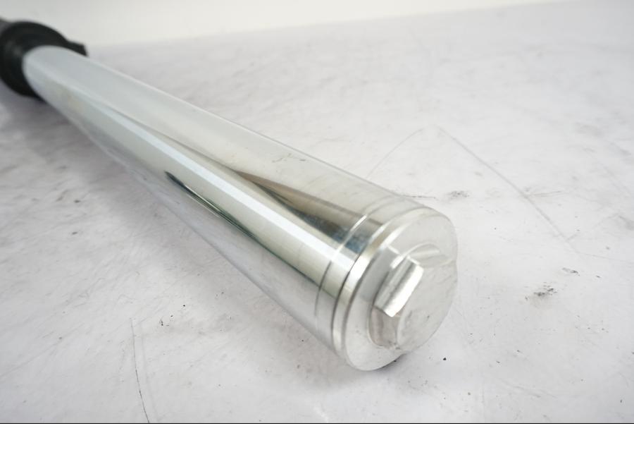 Snett nerifrån på Gaffelben från en Kawasaki ER-6N -2012 motorcykel.