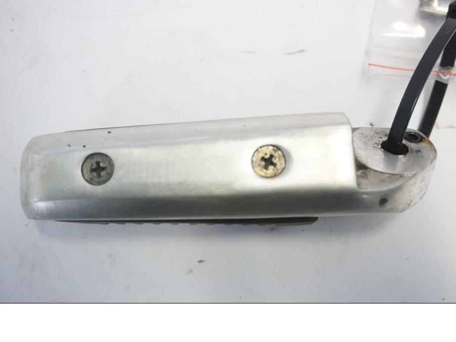 Vänster sida på Fotpinne från en Suzuki DL 1000 -2003 motorcykel.