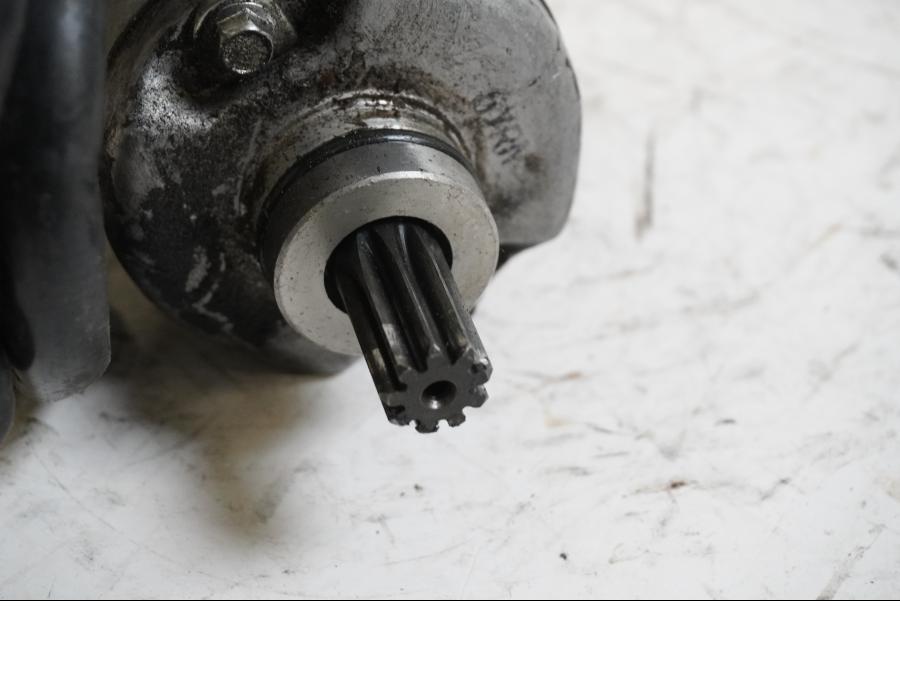 Baksidan på Startmotor från en Yamaha YZF 1000 R -1997 motorcykel.