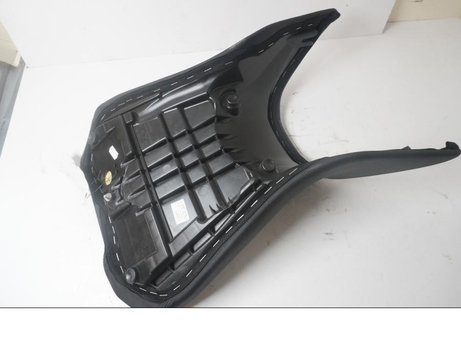 Höger sida på Sadel från en KTM 1290 Super Duke -2019 motorcykel.