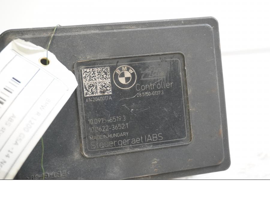 Höger sida på ABS Modulator från en BMW R 1200 GSA -2014 motorcykel.