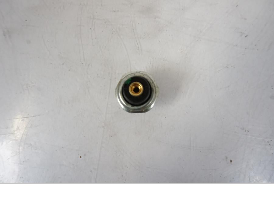 Vänster sida på Oljetryckgivare från en Honda CRF 1000 Africa Twin -2016 motorcykel.