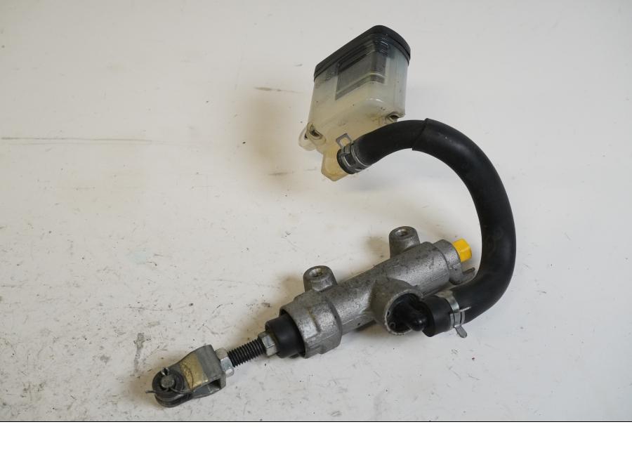 Baksidan på Bromshuvudcylinder från en Suzuki GSX-R 750 -2010 motorcykel.