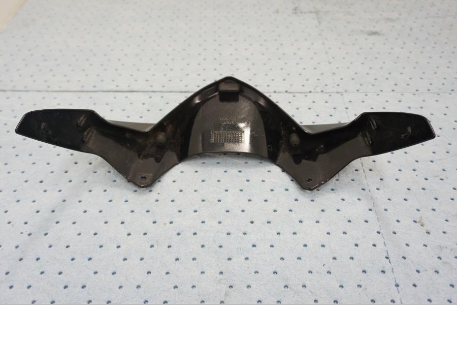 Vänster sida på Strålkastarkåpa från en Kawasaki Z 900 -2019 motorcykel.