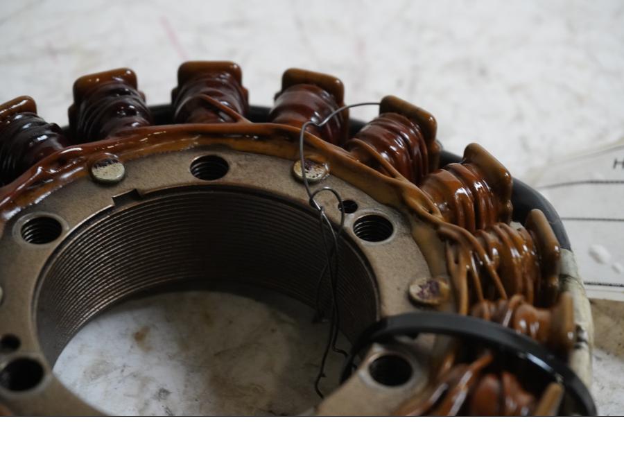 Baksidan på Generator från en Honda XRV 750 -1993 motorcykel.