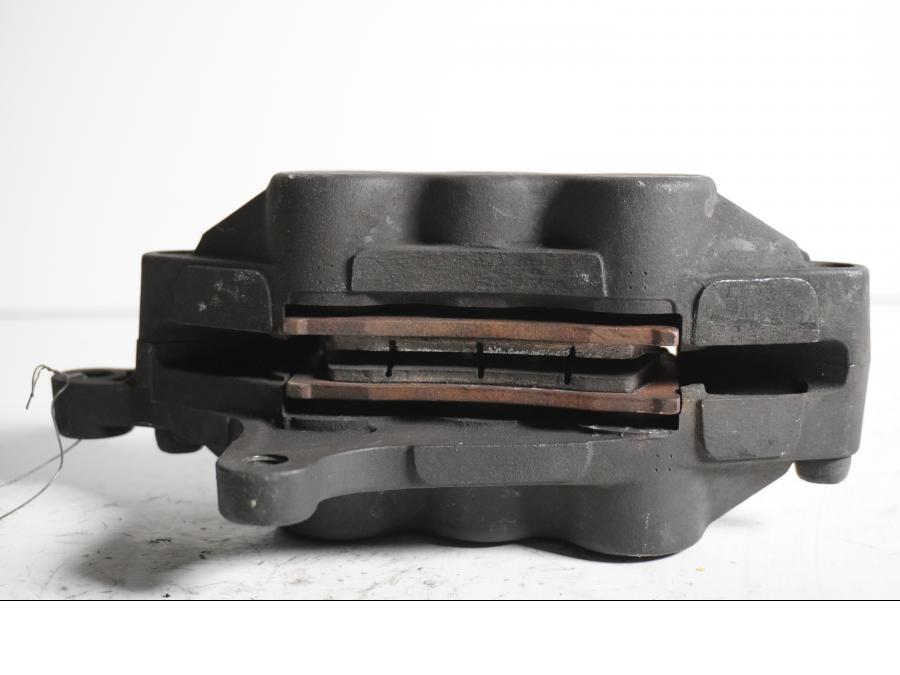 Höger sida på Bromsok från en Kawasaki ZX-9R -1999 motorcykel.