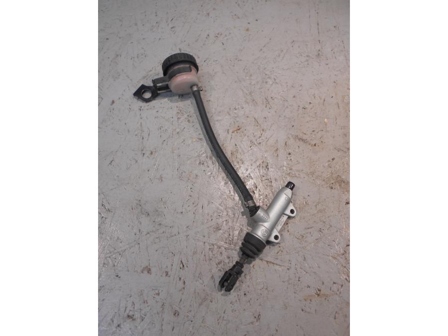 Framsidan pÄ Bromshuvudcylinder frÄn en BMW K 1600 -2015 motorcykel.