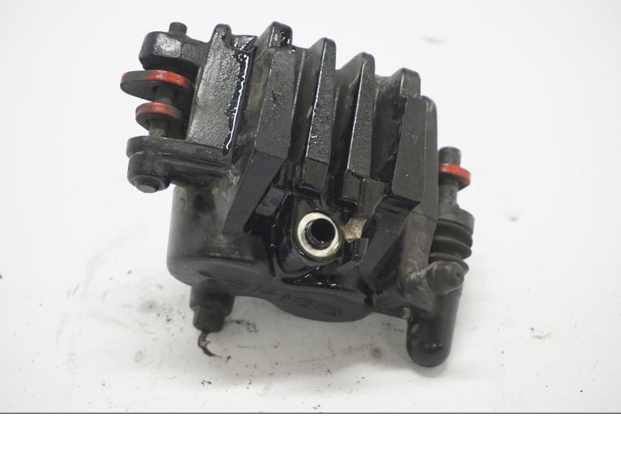 Vänster sida på Bromsok från en Suzuki VZ 800 -1998 motorcykel.