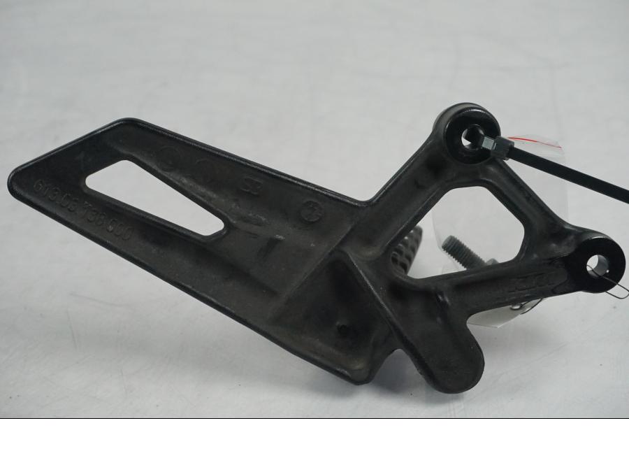 Snett nerifrån på Fotpinnefäste från en KTM 1290 Super Duke GT -2017 motorcykel.