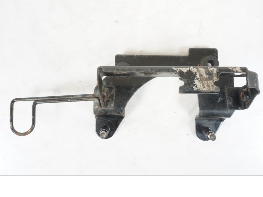 Höger sida på Instrumentpanelsfäste från en Kawasaki KL 650A -1987 motorcykel.