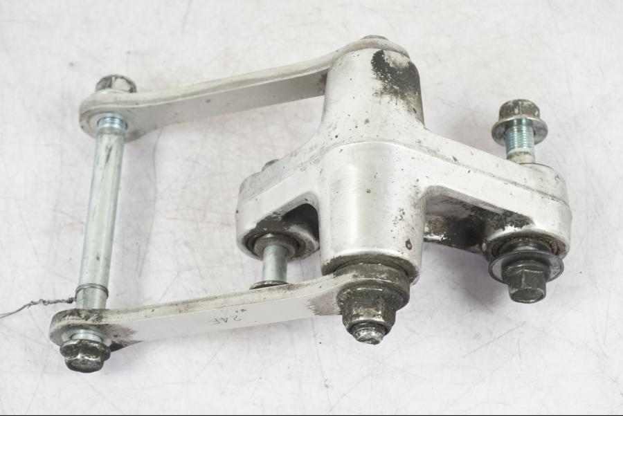 Snett uppifrån på Stötdämparlänkage från en Suzuki GSX 1300 RX -1999 motorcykel.