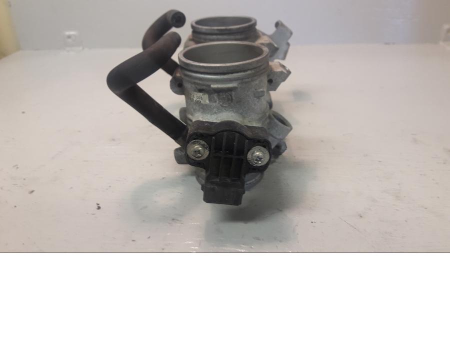 Vänster sida på Spjällhus från en BMW F 800 GS -2009 motorcykel.