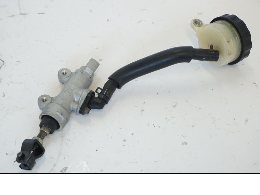 VÀnster sida pÄ Bromshuvudcylinder frÄn en Honda CBR 900 RR -2001 motorcykel.