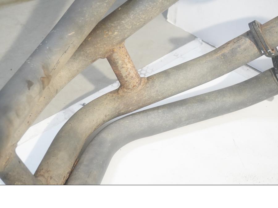 Snett uppifrån på Grenrör från en Suzuki GSX-R 750 -1997 motorcykel.