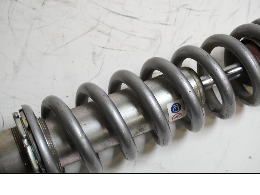 Snett uppifrån på Stötdämpare från en Honda CRF 250 -2013 motorcykel.