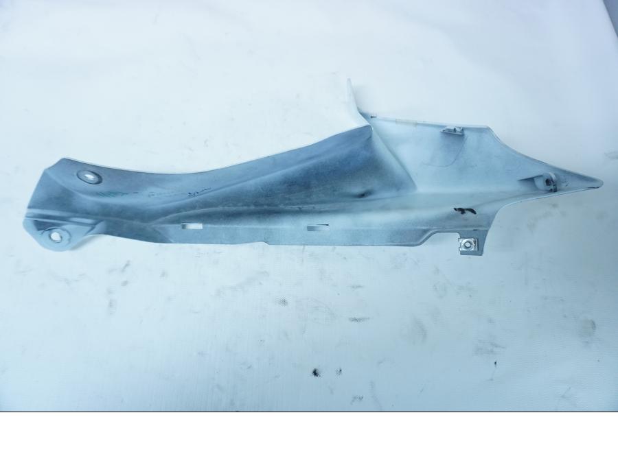 Vänster sida på Toppkåpa från en Suzuki GSX-R 750 -2009 motorcykel.