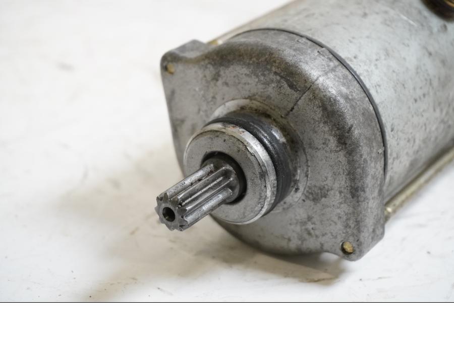 Baksidan på Startmotor från en Honda CBR 900 RR -1995 motorcykel.