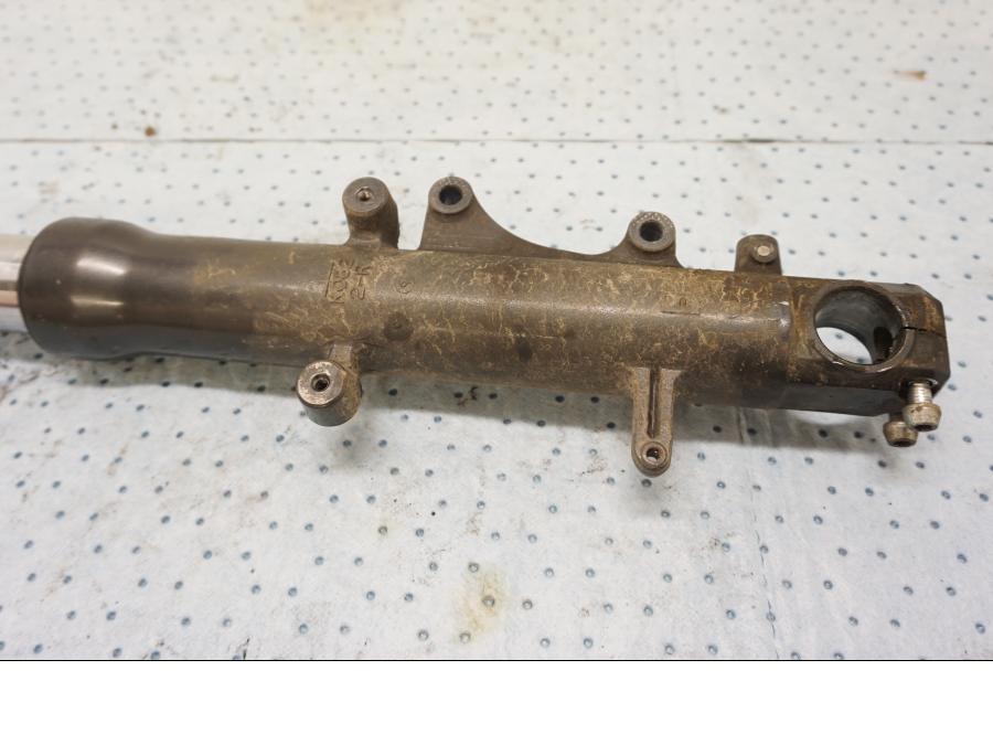 Vänster sida på Gaffelben från en Kawasaki ZX-6R -2000 motorcykel.