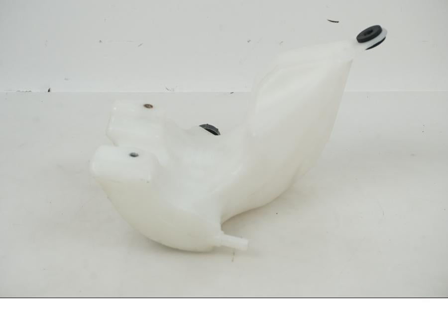 Höger sida på Vattenexpansionskärl från en Ducati Desert X -2022 motorcykel.