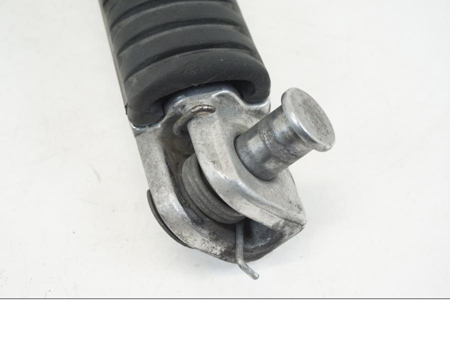 Snett nerifrån på Fotpinne från en Kawasaki ZX-12R -2000 motorcykel.