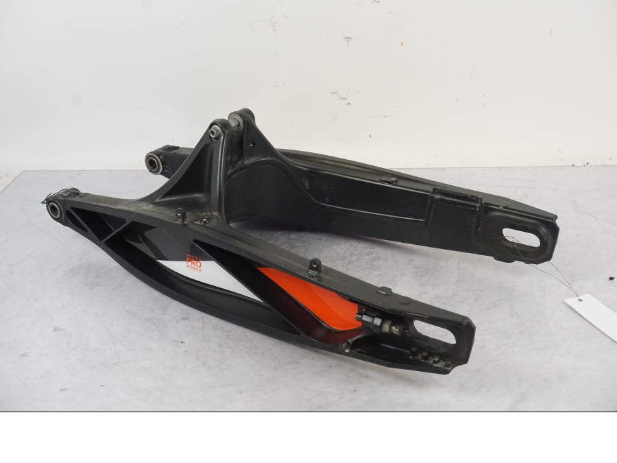 VÀnster sida pÄ Sving frÄn en KTM 790 Duke -2018 motorcykel.