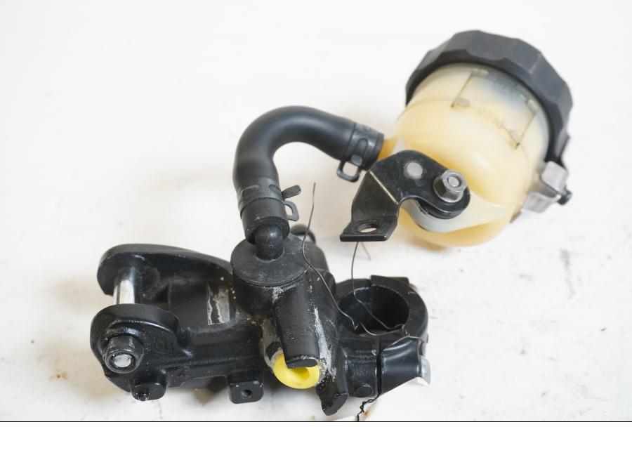 Baksidan på Bromshuvudcylinder från en BMW S 1000 RR -2015 motorcykel.