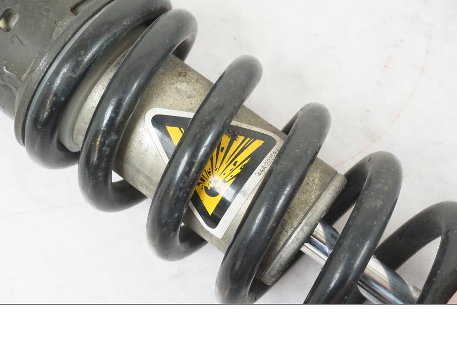 Snett uppifrån på Stötdämpare från en Yamaha XVS 1100 -2000 motorcykel.