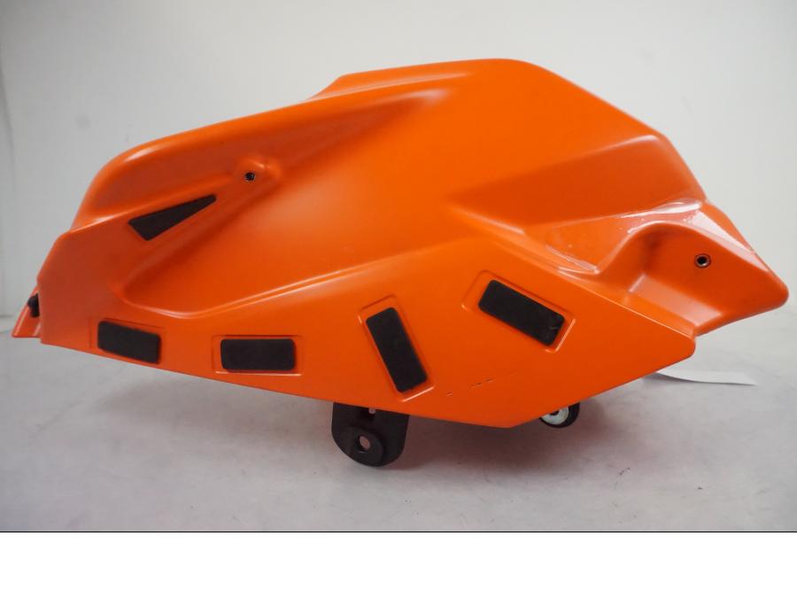 Snett uppifrån på Bensintank från en KTM 390 Adventure -2021 motorcykel.