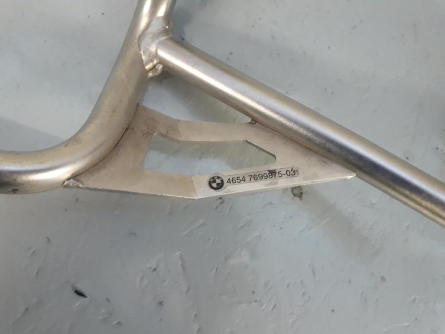 Baksidan på Sidoväskhållare från en BMW R 1200 GS -2006 motorcykel.