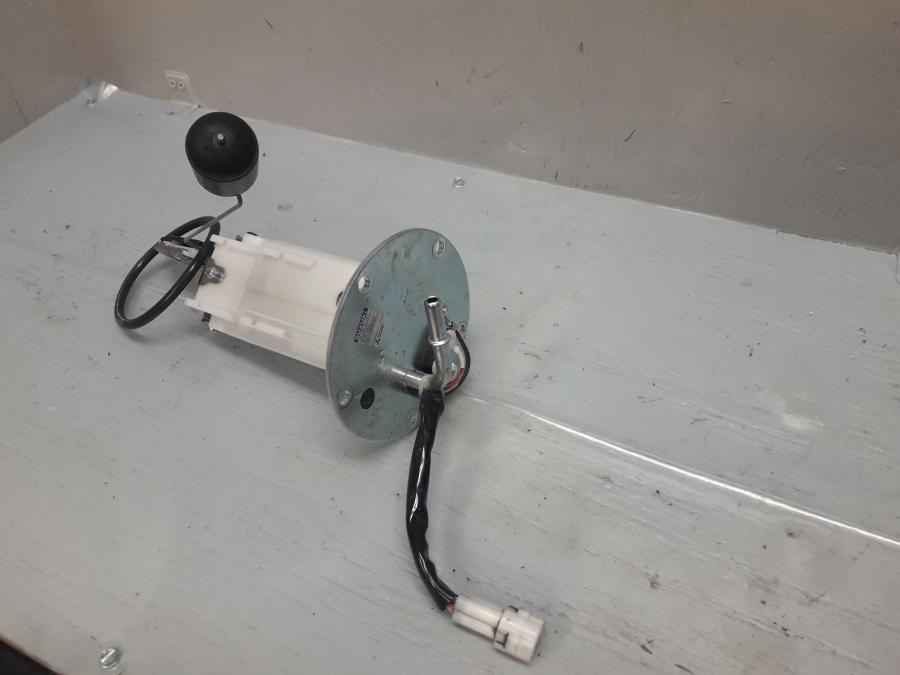 Baksidan på Bensinpump insprut från en Suzuki DL 1000 -2018 motorcykel.