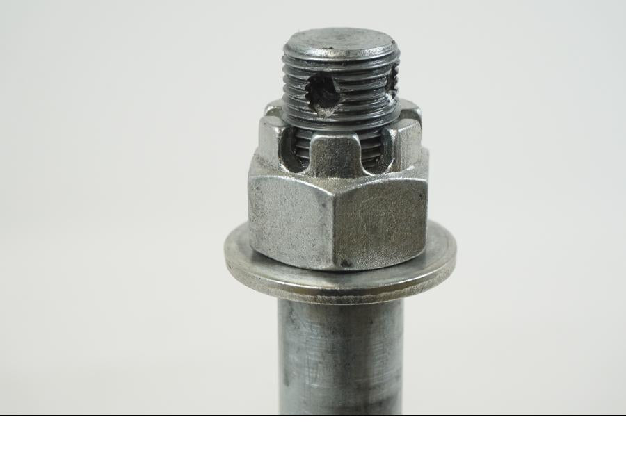 Snett nerifrån på Axel från en Kawasaki ER-6F -2016 motorcykel.