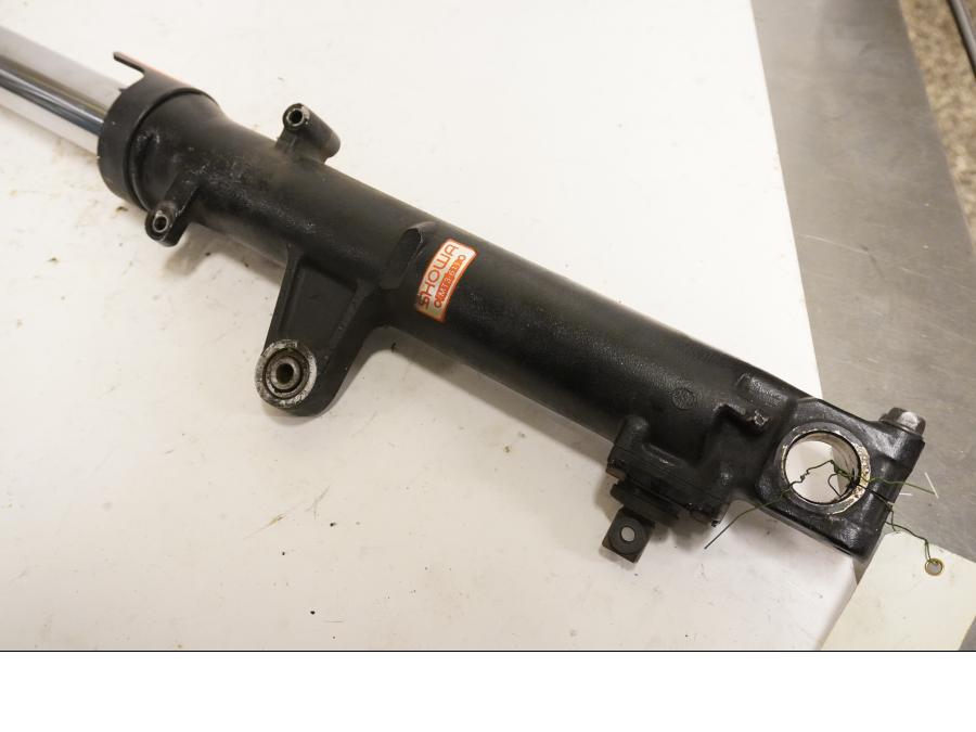 Vänster sida på Gaffelben från en Honda ST 1100 -1998 motorcykel.