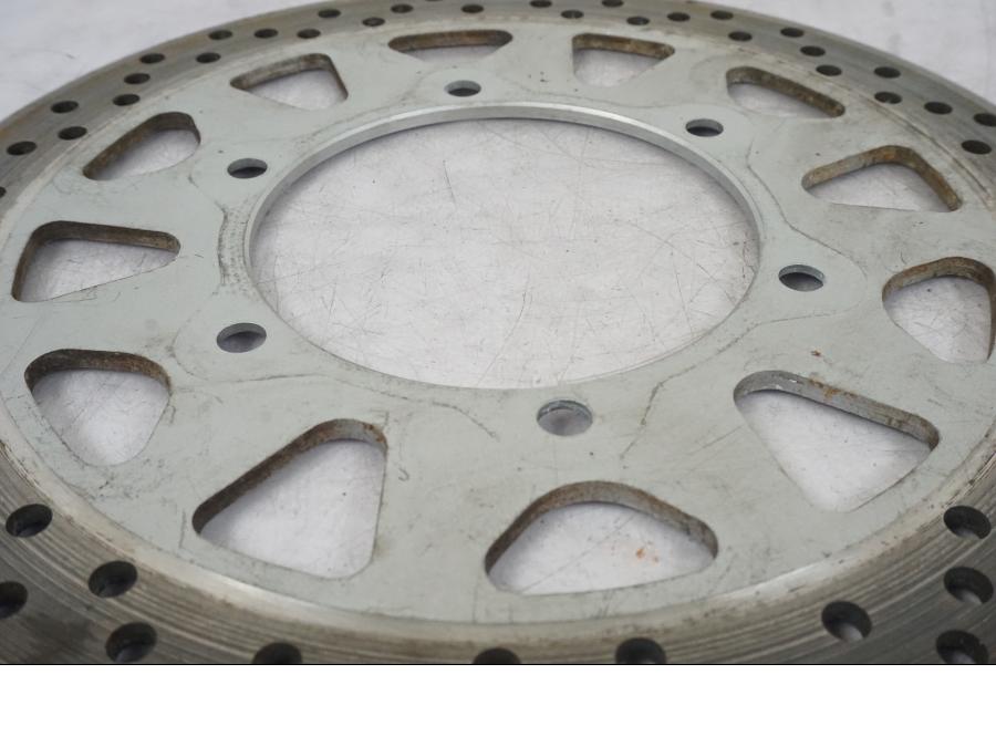 Snett uppifrån på Bromsskiva från en Suzuki VL 800 -2002 motorcykel.