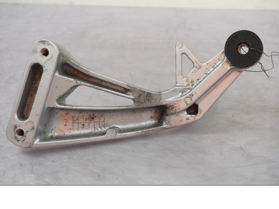 Snett nerifrån på Fotpinne från en Suzuki SV 650 -1999 motorcykel.