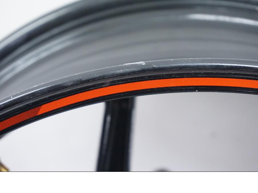 Extrabild1 på Fälg från en Kawasaki Z 800 -2013 motorcykel.